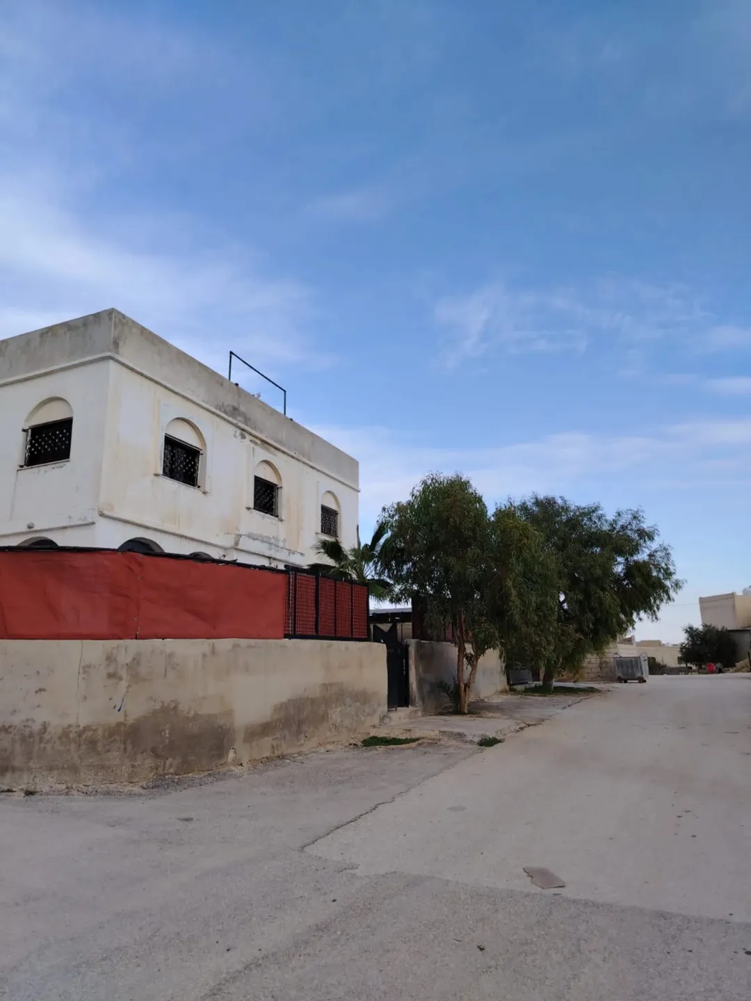 بيت مستقل طابقين الطابق الثاني شقتين والطابق الثالث روف بحاجه لصيانه ويوجد ثلاث مخازن