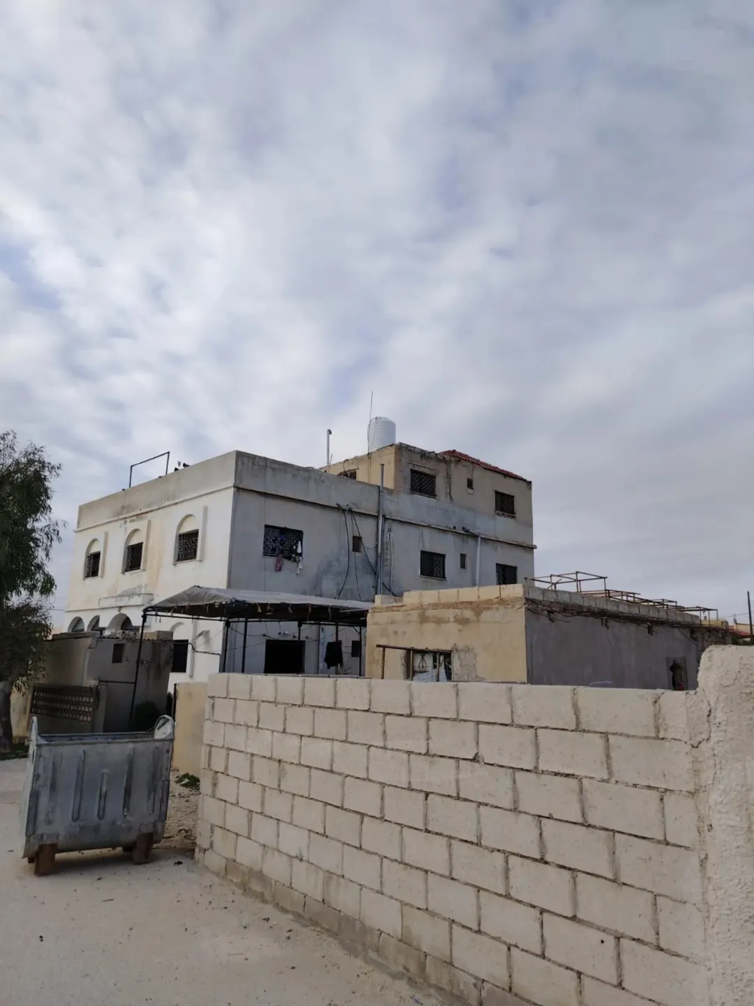 بيت مستقل طابقين الطابق الثاني شقتين والطابق الثالث روف بحاجه لصيانه ويوجد ثلاث مخازن
