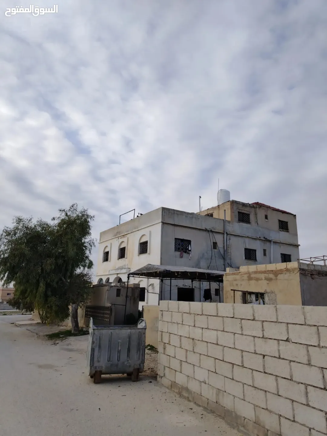 بيت مستقل طابقين الطابق الثاني شقتين والطابق الثالث روف بحاجه لصيانه ويوجد ثلاث مخازن