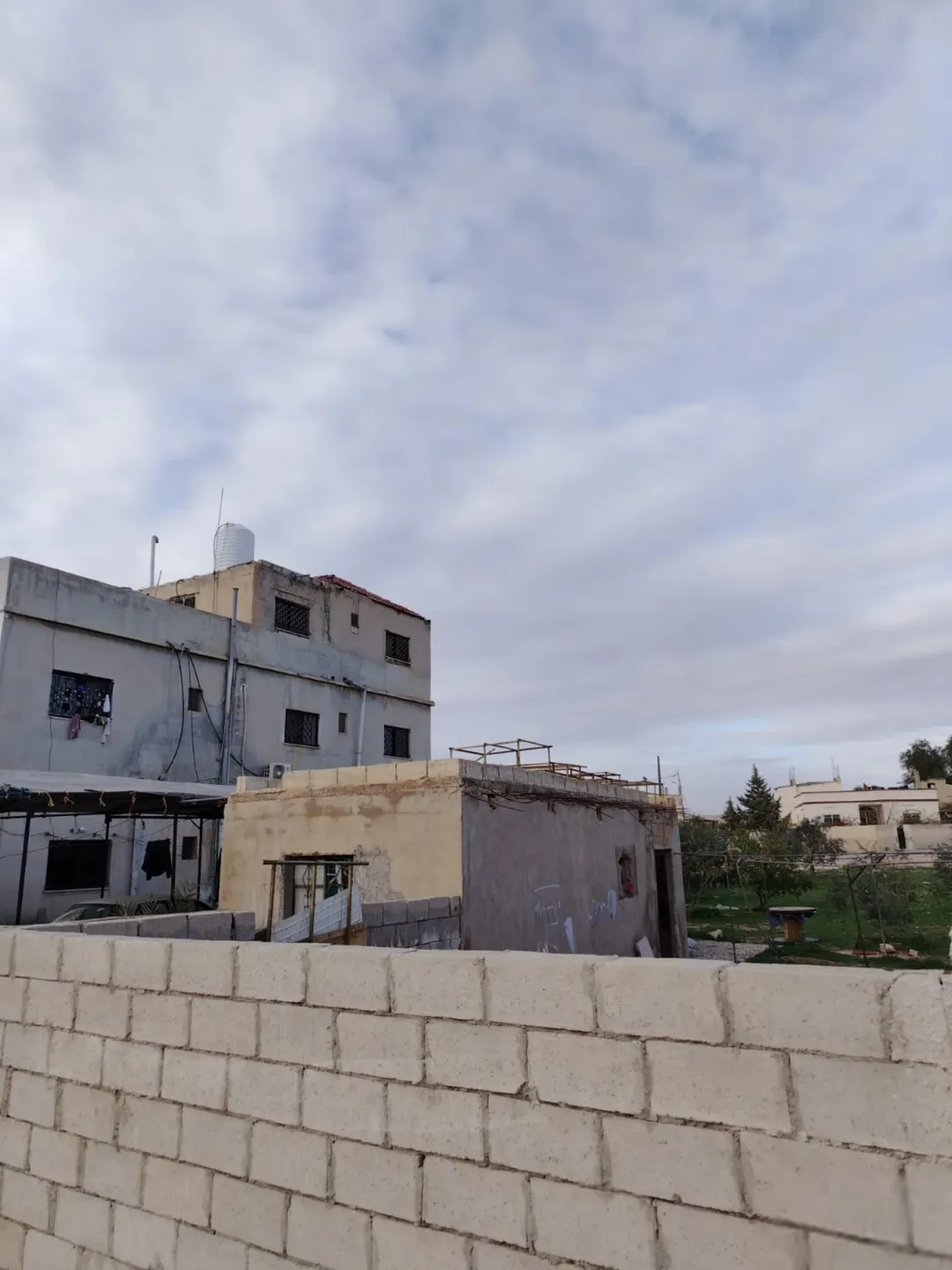 بيت مستقل طابقين الطابق الثاني شقتين والطابق الثالث روف بحاجه لصيانه ويوجد ثلاث مخازن