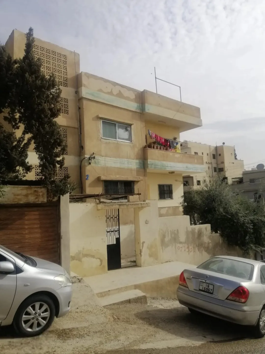 عمارة بالرصيفة الجبل الشمالي على شارعين للبيع بسعر مغر جدا