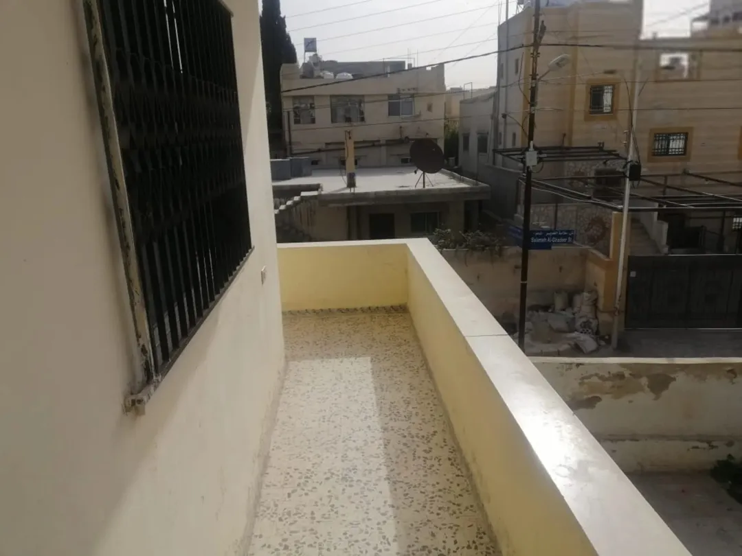 عمارة بالرصيفة الجبل الشمالي على شارعين للبيع بسعر مغر جدا