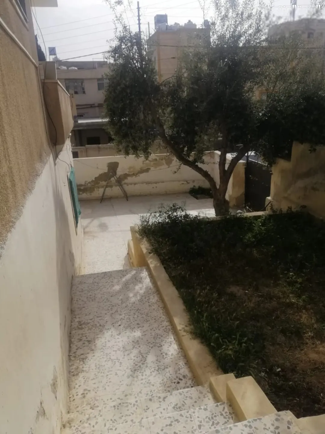 عمارة بالرصيفة الجبل الشمالي على شارعين للبيع بسعر مغر جدا