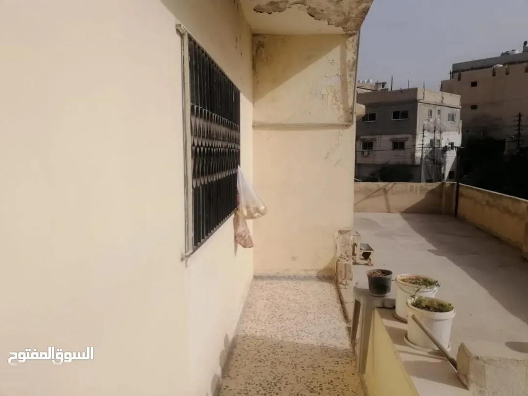 عمارة بالرصيفة الجبل الشمالي على شارعين للبيع بسعر مغر جدا