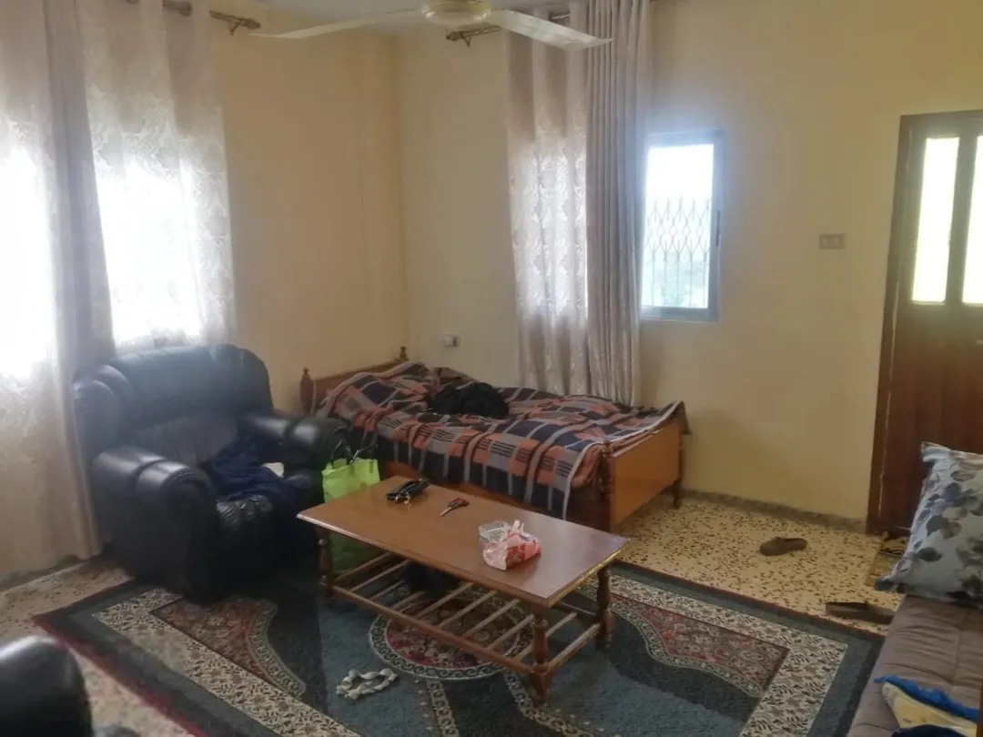 عمارة بالرصيفة الجبل الشمالي على شارعين للبيع بسعر مغر جدا