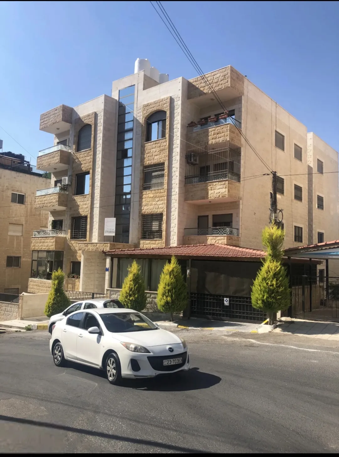 شقة ديلوكس للبيع في عمان – الجاردنز مساحة 130 متر مربع طابق أرضي معلق