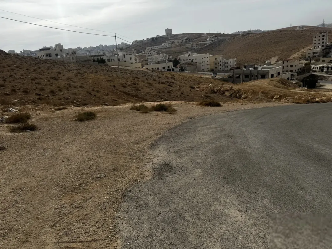 ارض مميزه وذات إطلاله مرتفعه 500متر ضاحية المدينه المنوره الزرقاء قوشان مستقل واصل خدمات وعلى شارعين