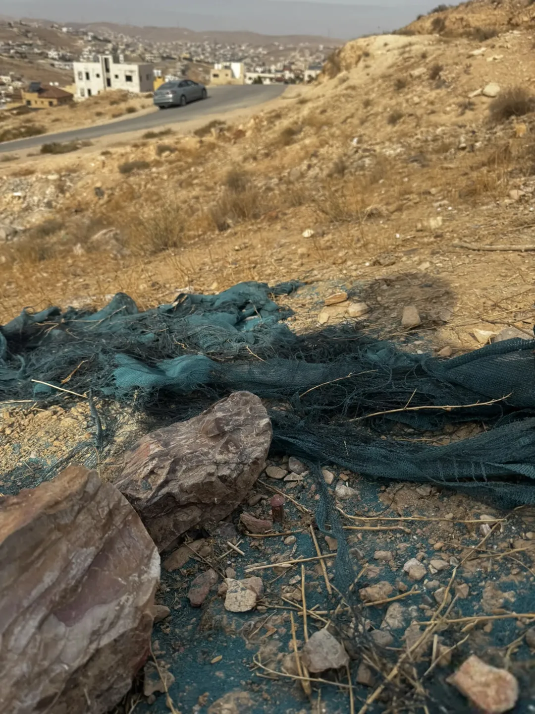 ارض مميزه وذات إطلاله مرتفعه 500متر ضاحية المدينه المنوره الزرقاء قوشان مستقل واصل خدمات وعلى شارعين