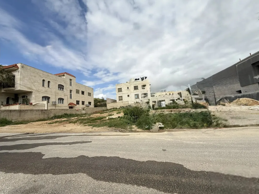 أرض سكنية للبيع في ناعور – بلعاس بمساحة 557م٢