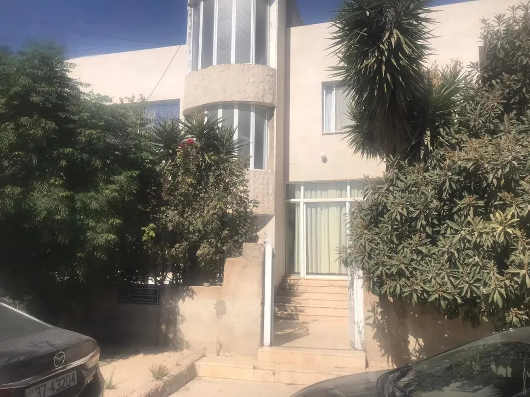 منزل طابقين مميز للبيع في وسط مدينة مادبا