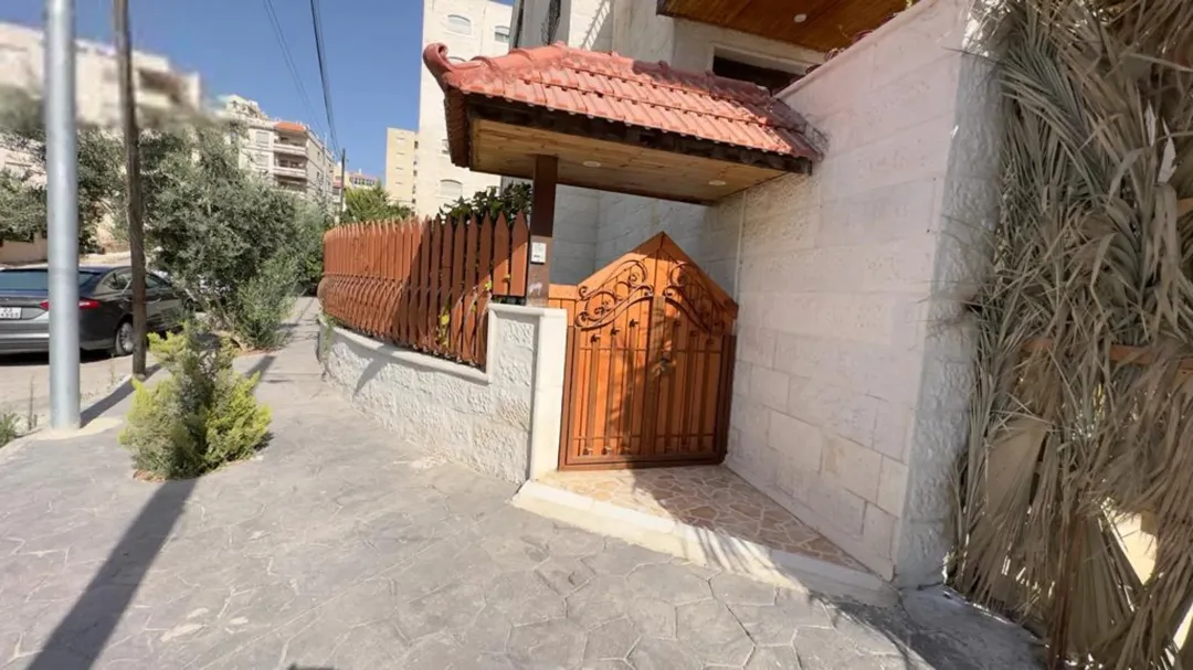 شقة تسوية واسعة للبيع في إربد – إسكان الأطباء مع حديقة خاصة