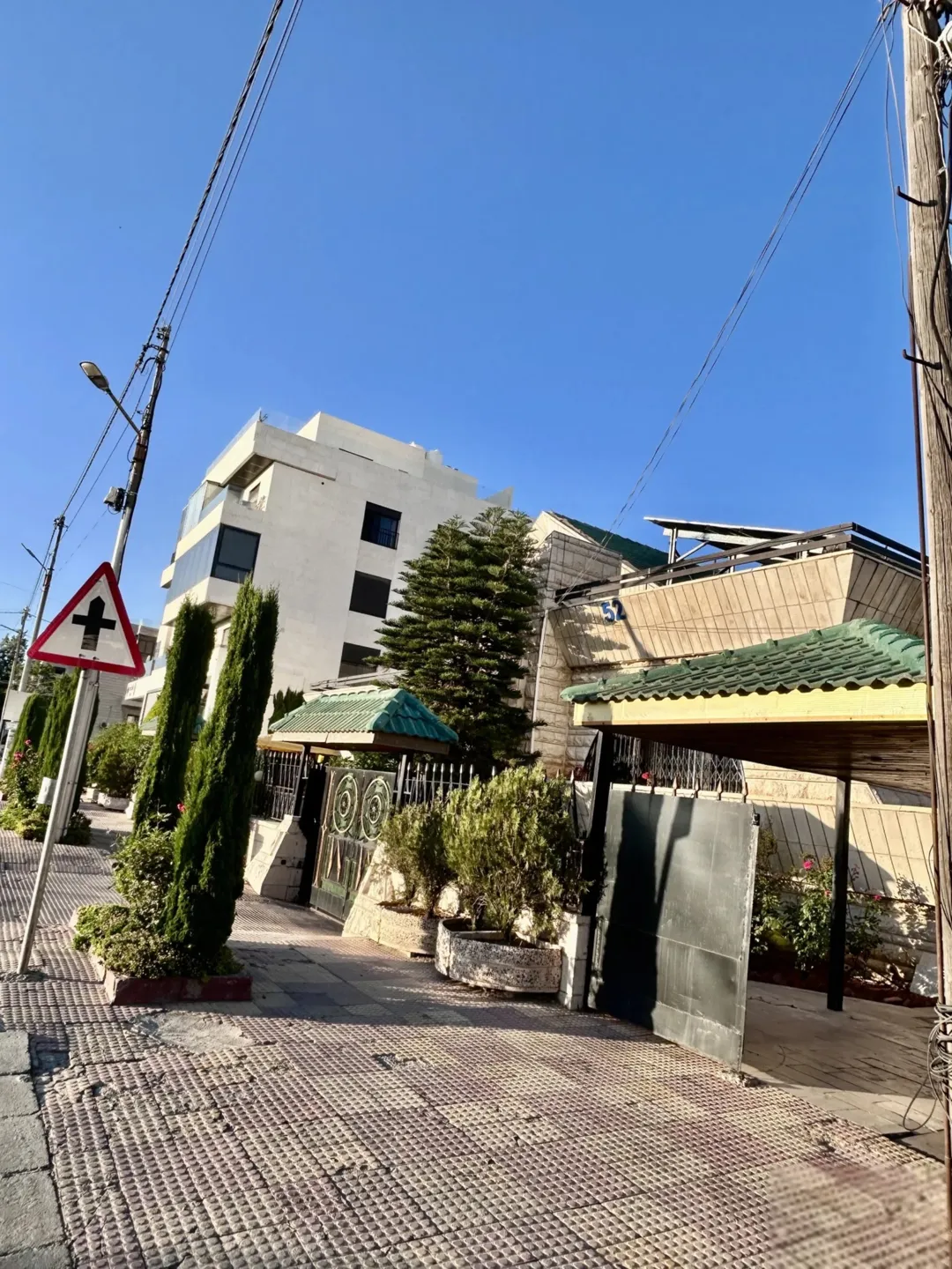 فيلا تجارية فاخرة للبيع في أم أذينة الغربي
