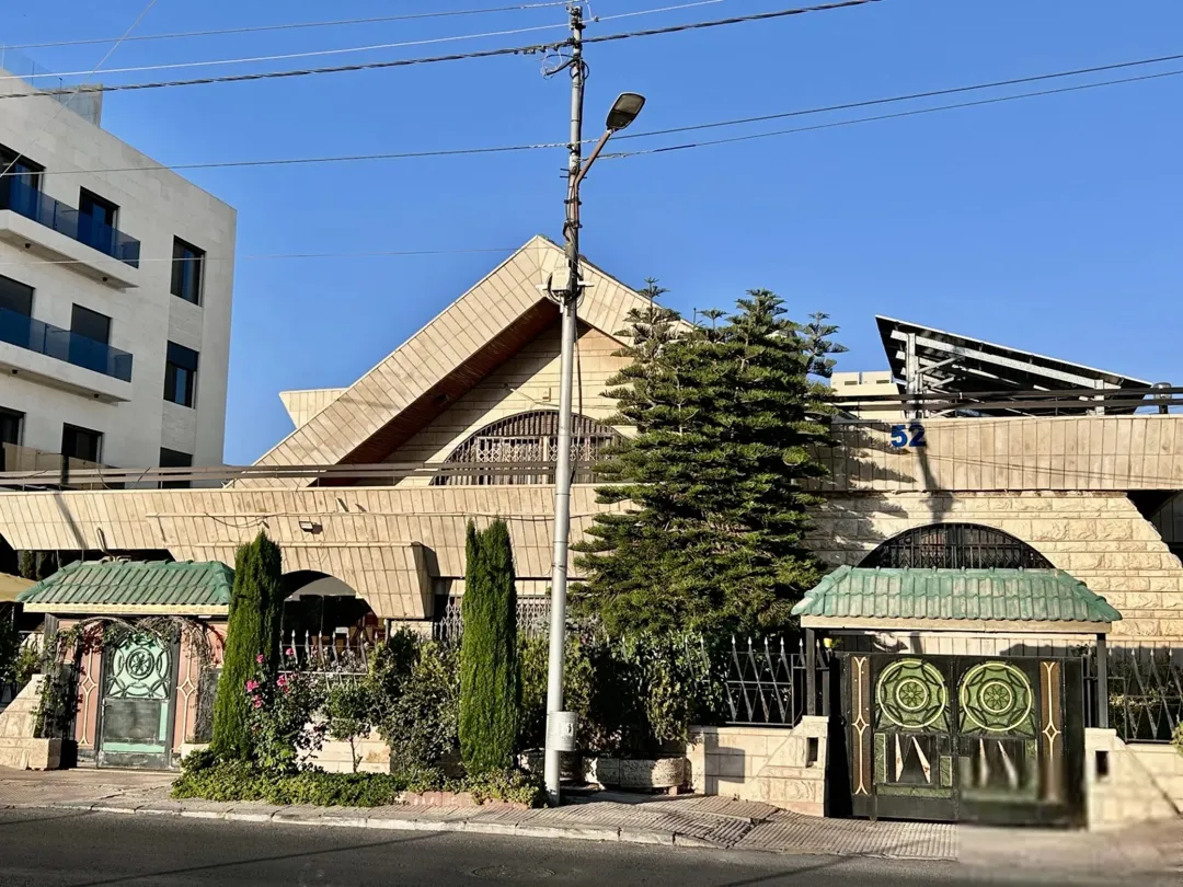 فيلا تجارية فاخرة للبيع في أم أذينة الغربي