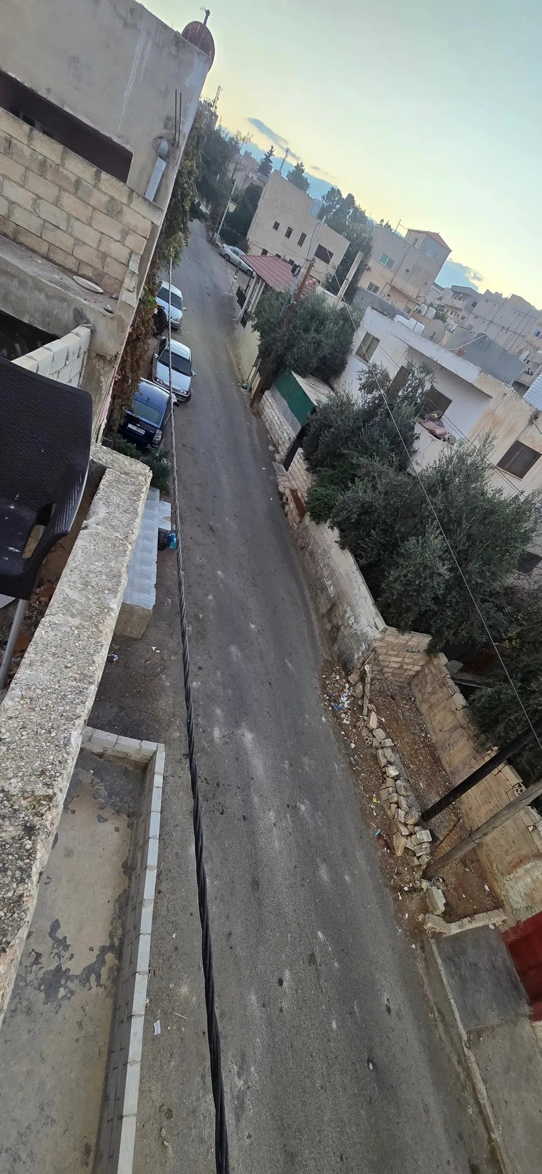 ارض مع بنائين واحد قديم واحد جديد قديم مع قطعه ارص مساحتها 180 متر مسوره ومشجره ومداخل خاصه لحل شقه