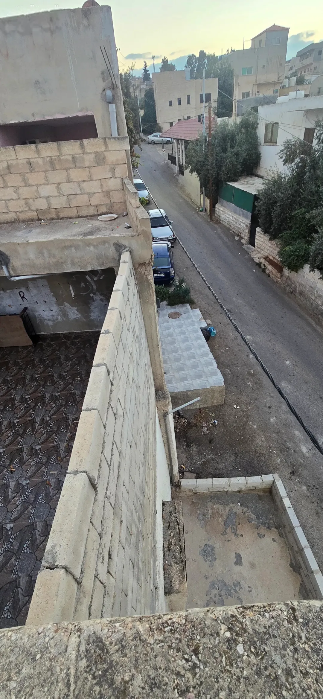 ارض مع بنائين واحد قديم واحد جديد قديم مع قطعه ارص مساحتها 180 متر مسوره ومشجره ومداخل خاصه لحل شقه