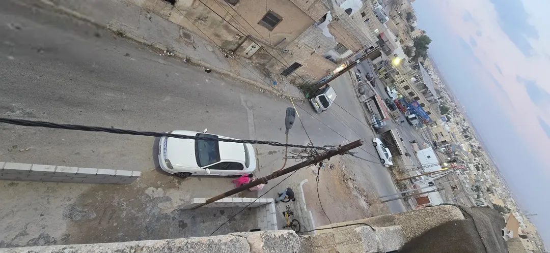 ارض مع بنائين واحد قديم واحد جديد قديم مع قطعه ارص مساحتها 180 متر مسوره ومشجره ومداخل خاصه لحل شقه