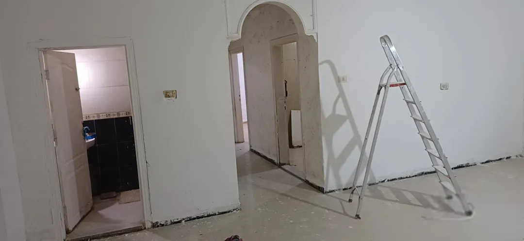 شقة أرضية في الحي الشرقي بمادبا، مخدومة ومصانة حديثاً