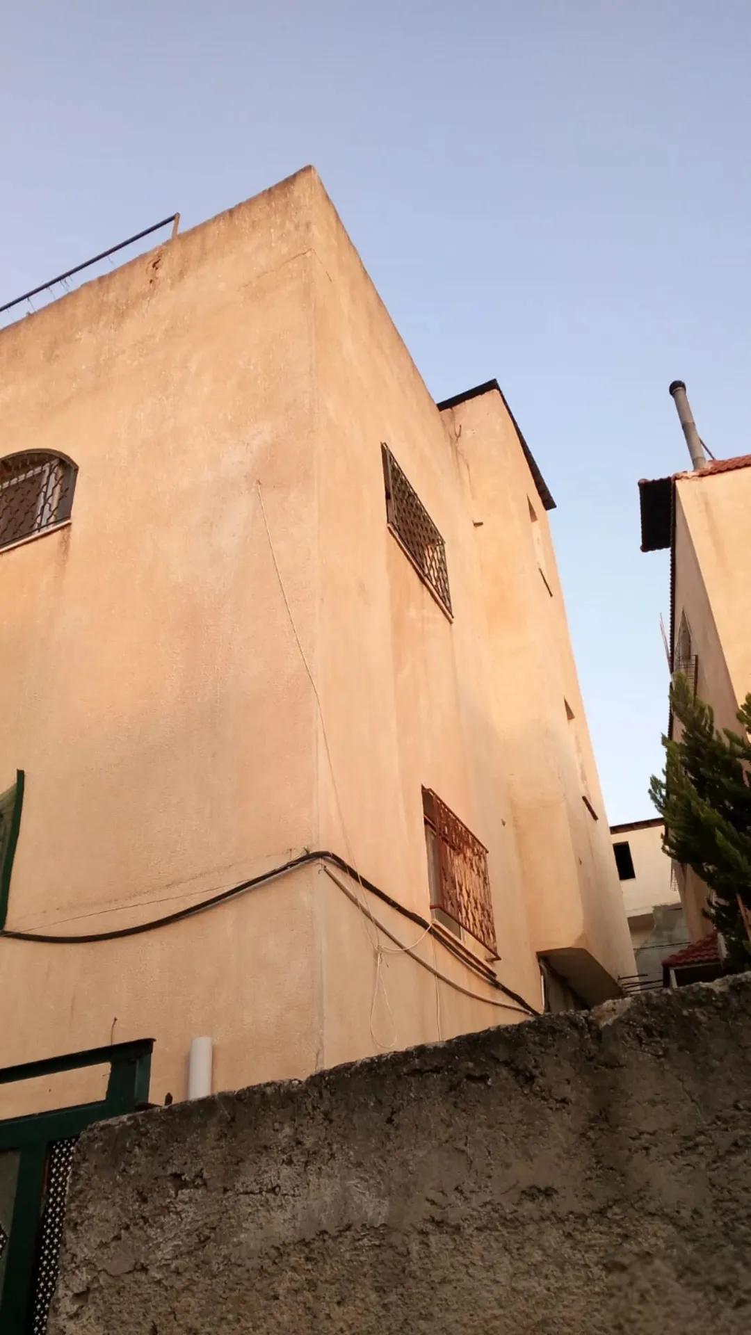 عمارة للبيع ثلاث طوابق مستقلة قوشان مستقل