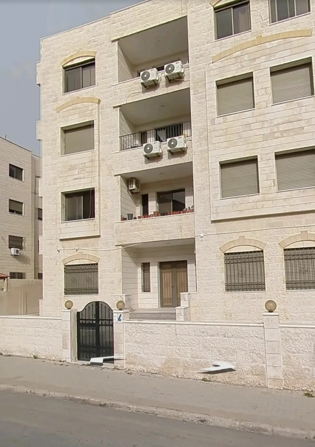 عمارة سكنية للبيع في الجبيهة بالقرب من الجامعة الأردنية