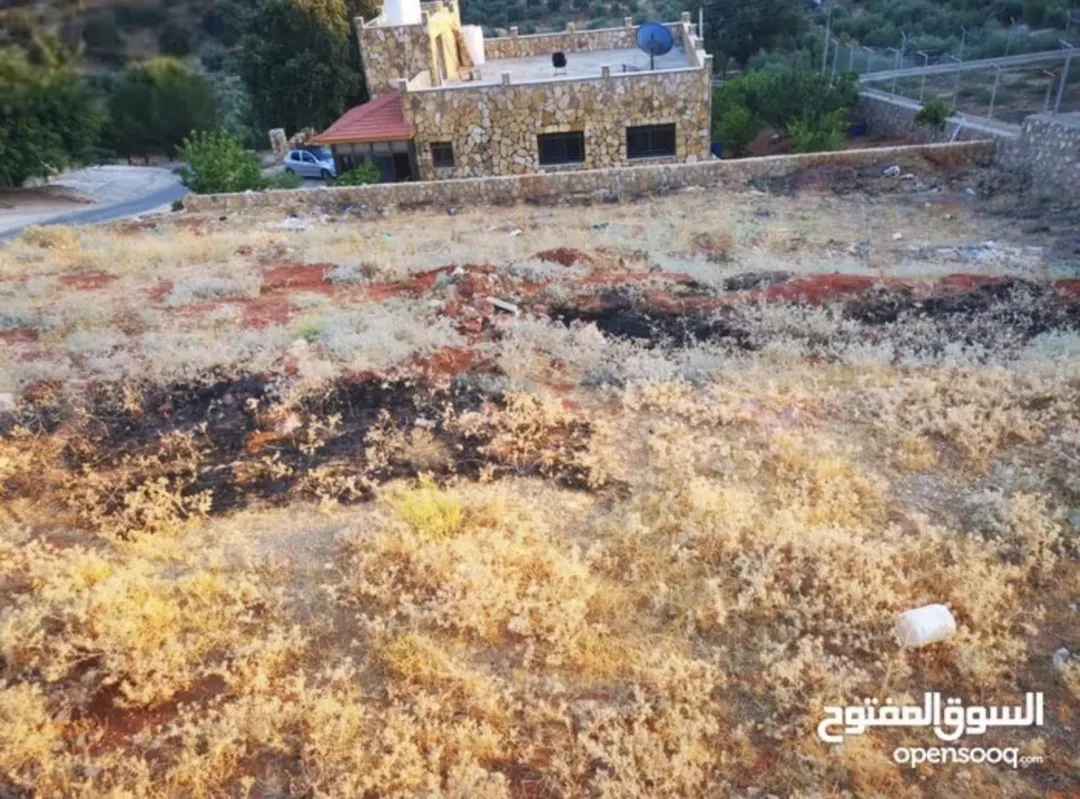 للبيع ارض سكنية تصلح بيت أو شاليه ، إطلاله جميله جدا بالقرب من مطعم شاكر