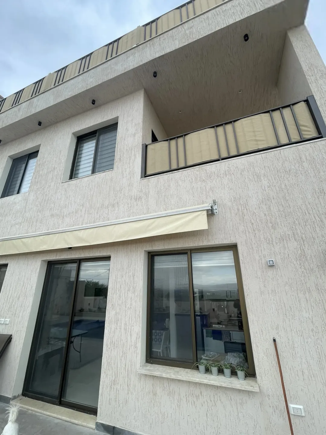فيلا من 3 طوابق تشطيبات فاخره وإطلاله رائعه على البحر الميت Splendid villa with pool