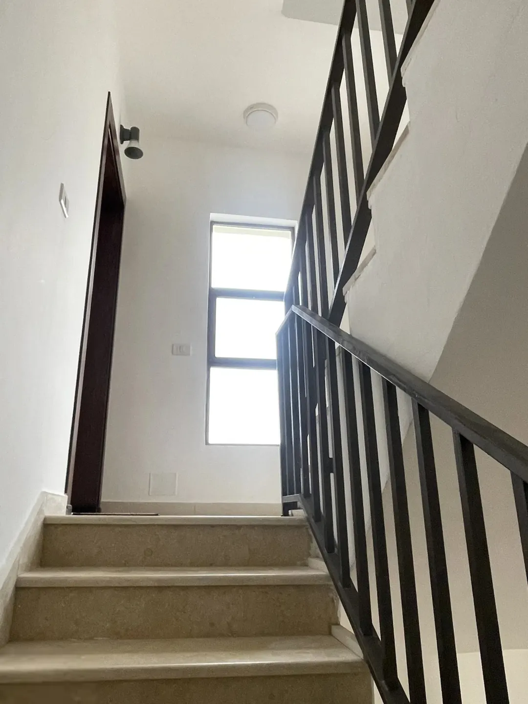 فيلا من 3 طوابق تشطيبات فاخره وإطلاله رائعه على البحر الميت Splendid villa with pool