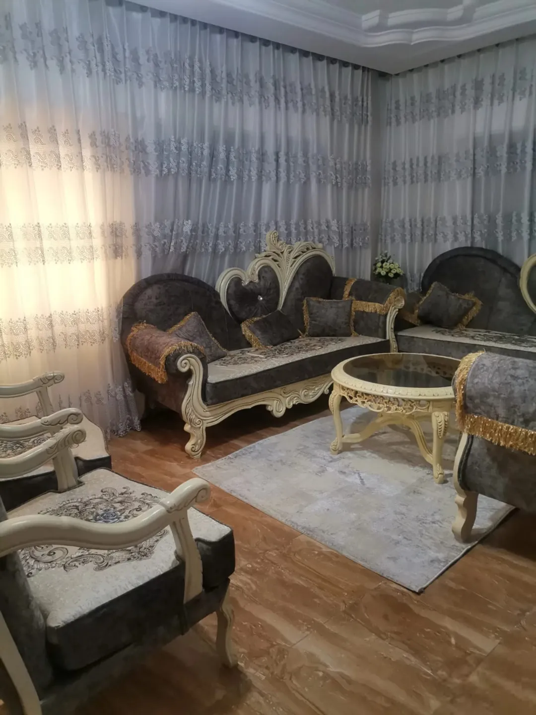 شقه حديثه في ارقى مناطق الزهور بسعر مغري للبيع