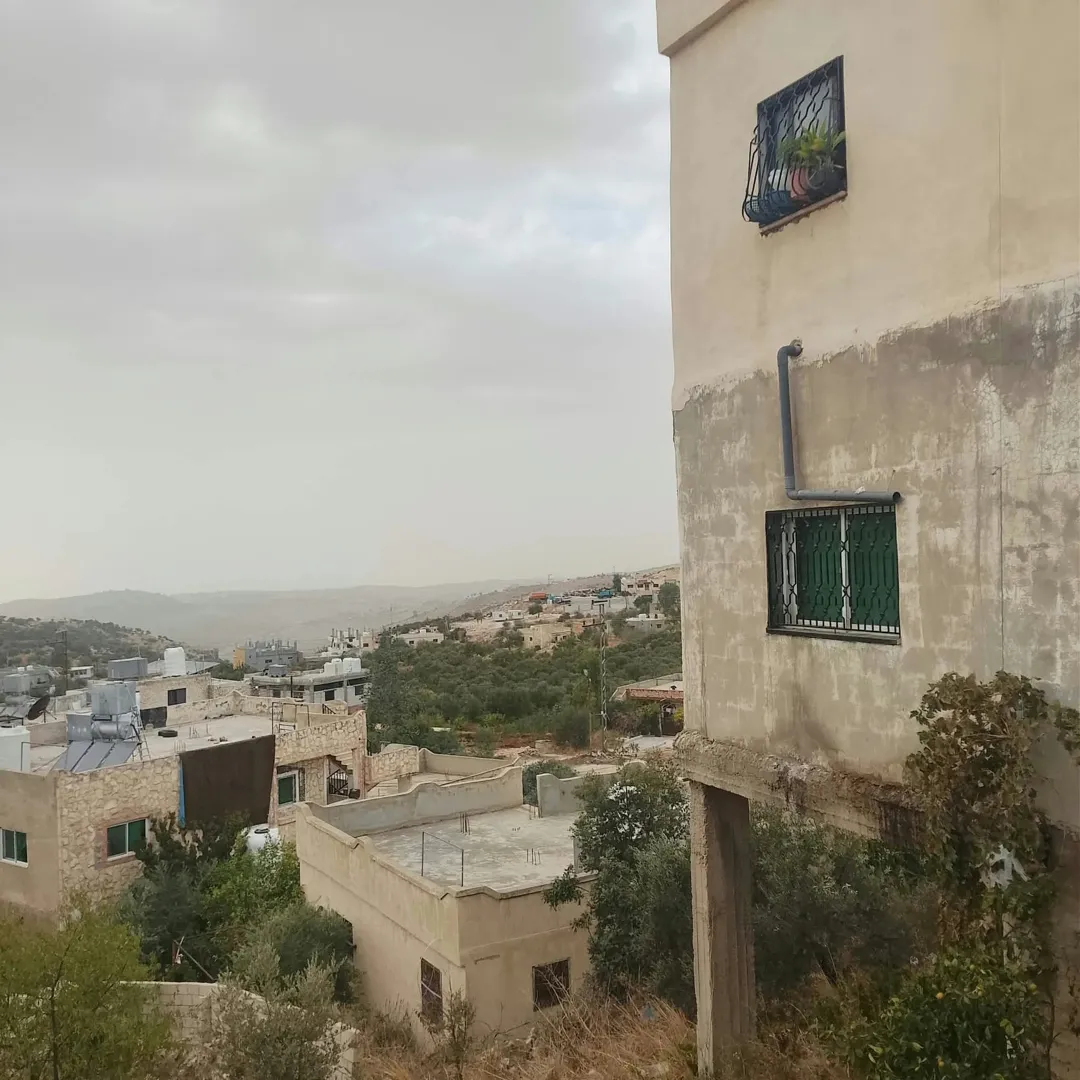بيت طابقين للبيع – 6 غرف نوم، 350 م²، 90,000 دينار (إعلان 991175)