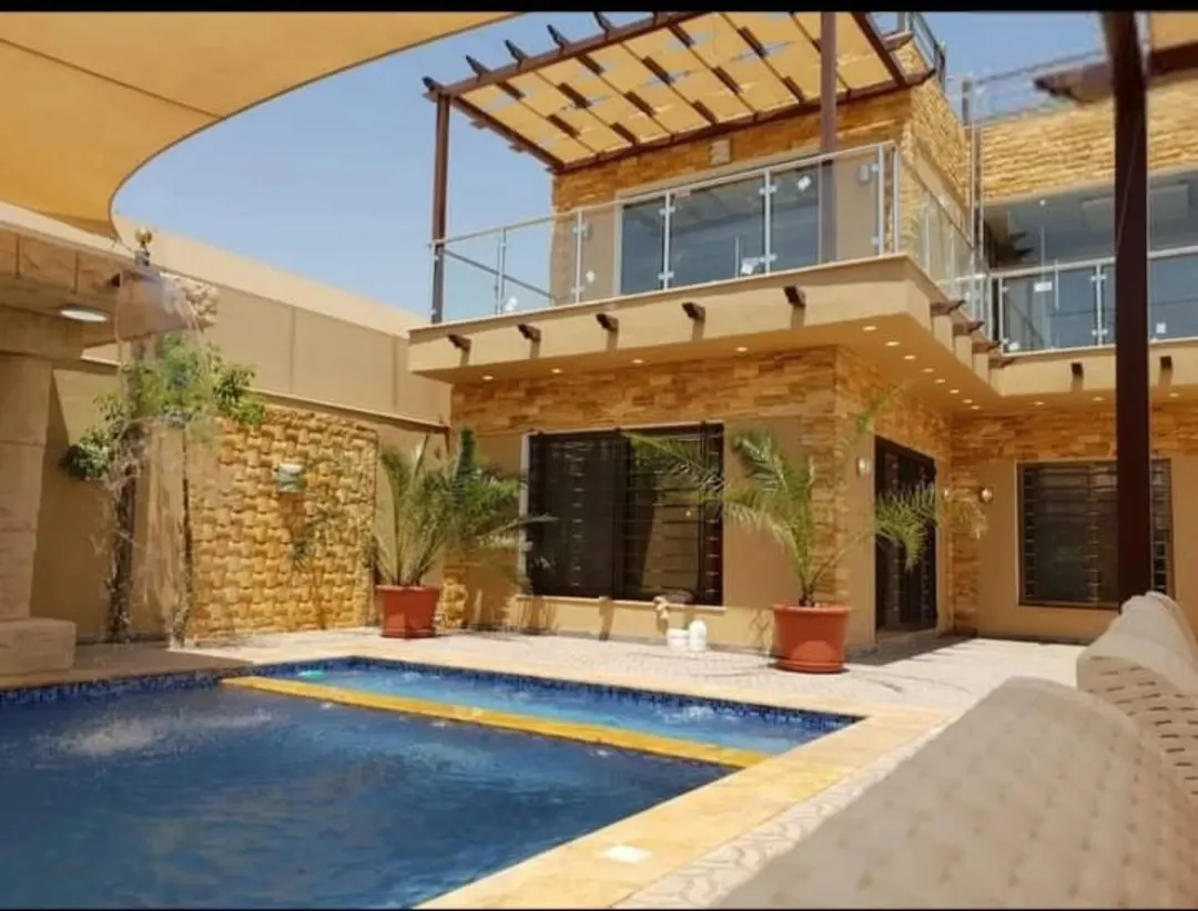 شاليه فاخر للبيع على أرض واسعة 300 متر