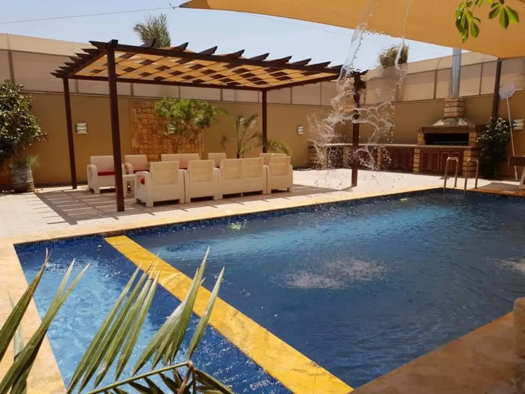 شاليه فاخر للبيع على أرض واسعة 300 متر