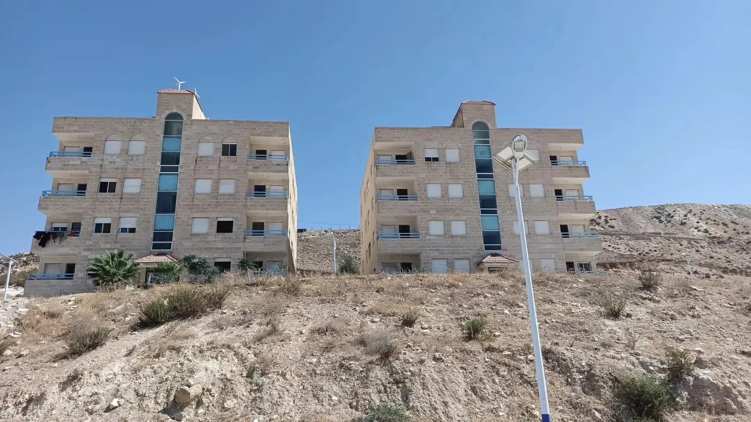 عمارات للبيع في أبو نصير بالقرب من شارع الأردن – 20 شقة سكنية