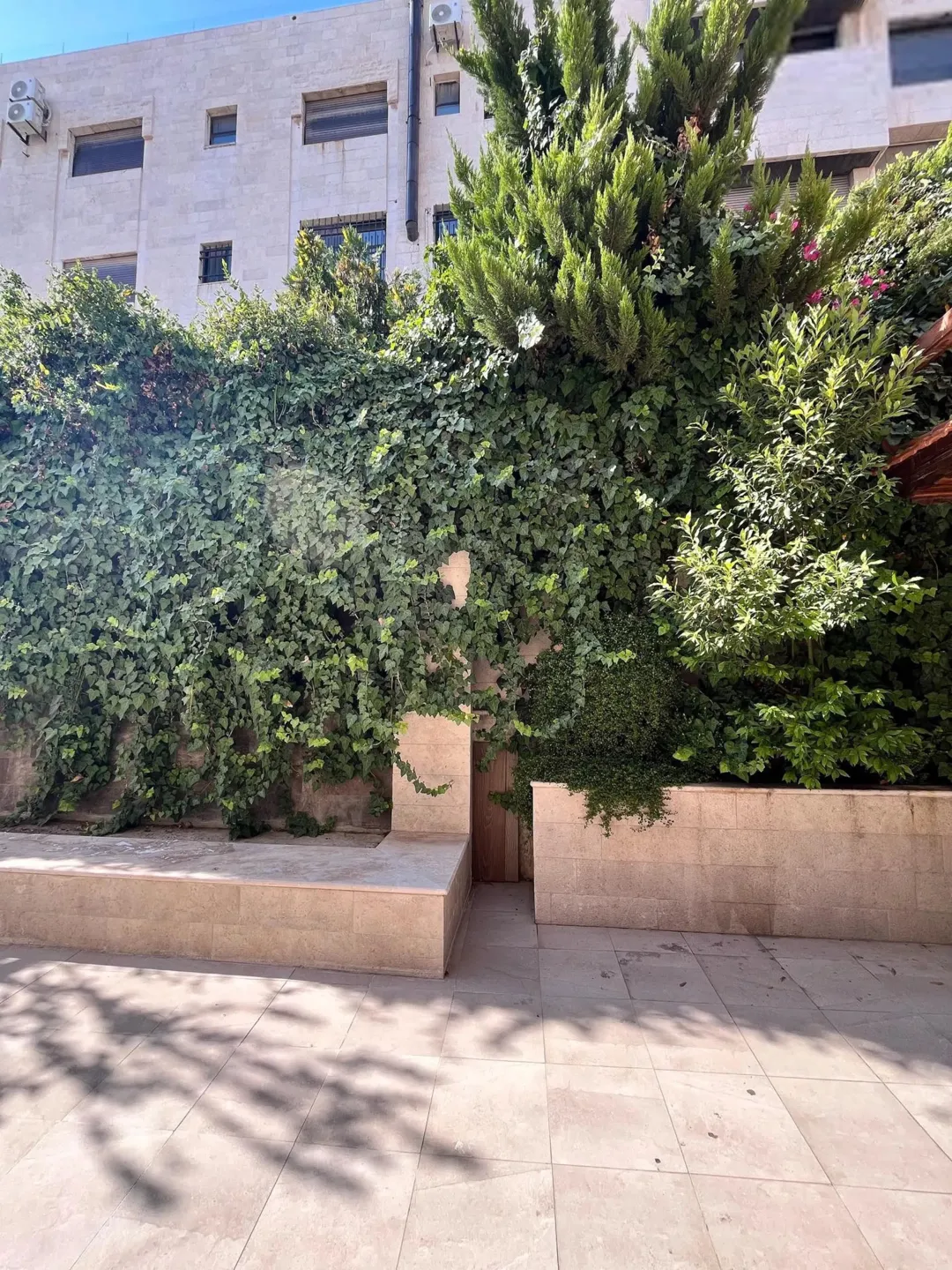 فيلا فاخرة للبيع في عبدون – شارع الملكة زين الشرف