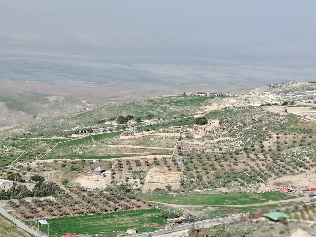 قطعة أرضية خصبة في البطين السلط إطلالة خلابة على الغرب وجبال فلسطين – 15 دونمًا