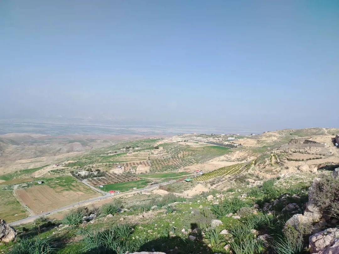 قطعة أرضية خصبة في البطين السلط إطلالة خلابة على الغرب وجبال فلسطين – 15 دونمًا