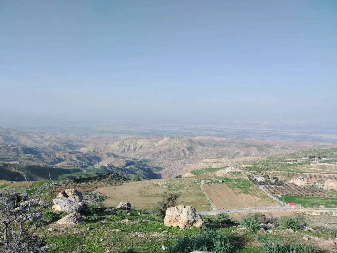 قطعة أرضية خصبة في البطين السلط إطلالة خلابة على الغرب وجبال فلسطين – 15 دونمًا