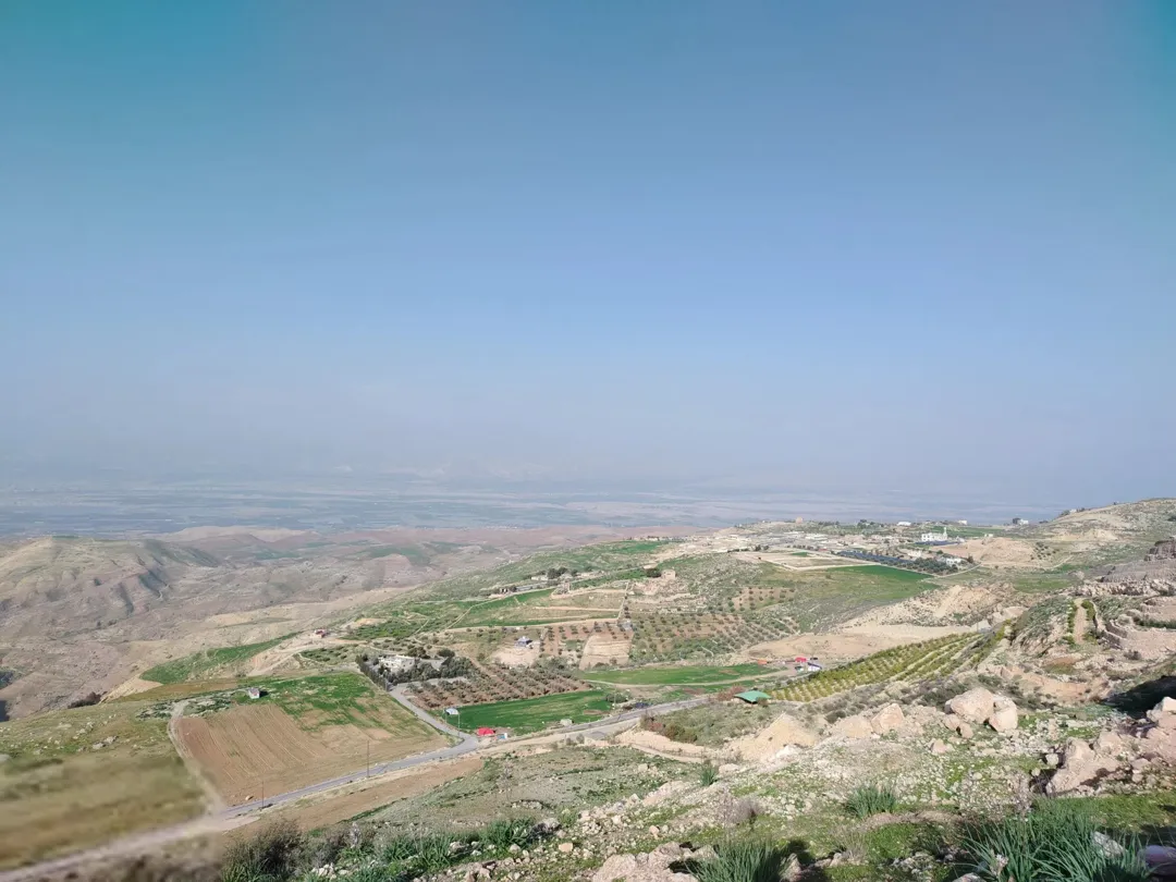 قطعة أرضية خصبة في البطين السلط إطلالة خلابة على الغرب وجبال فلسطين – 15 دونمًا