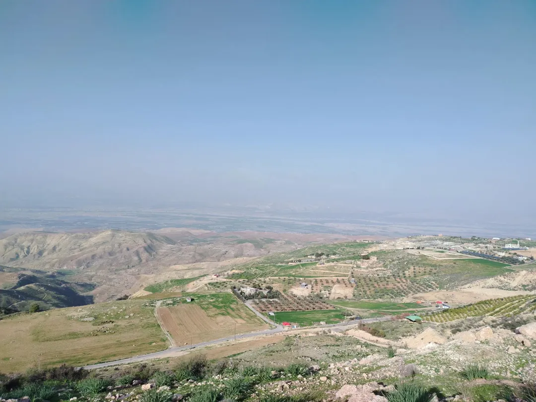 قطعة أرضية خصبة في البطين السلط إطلالة خلابة على الغرب وجبال فلسطين – 15 دونمًا