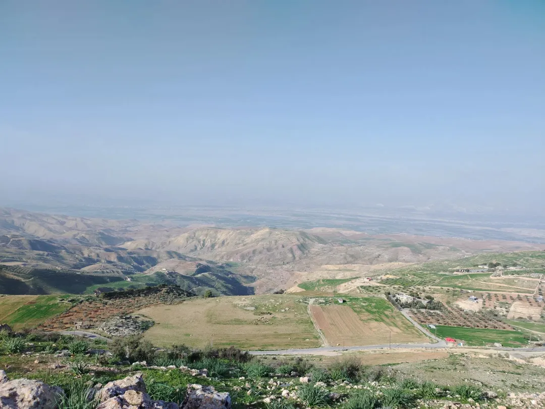 قطعة أرضية خصبة في البطين السلط إطلالة خلابة على الغرب وجبال فلسطين – 15 دونمًا