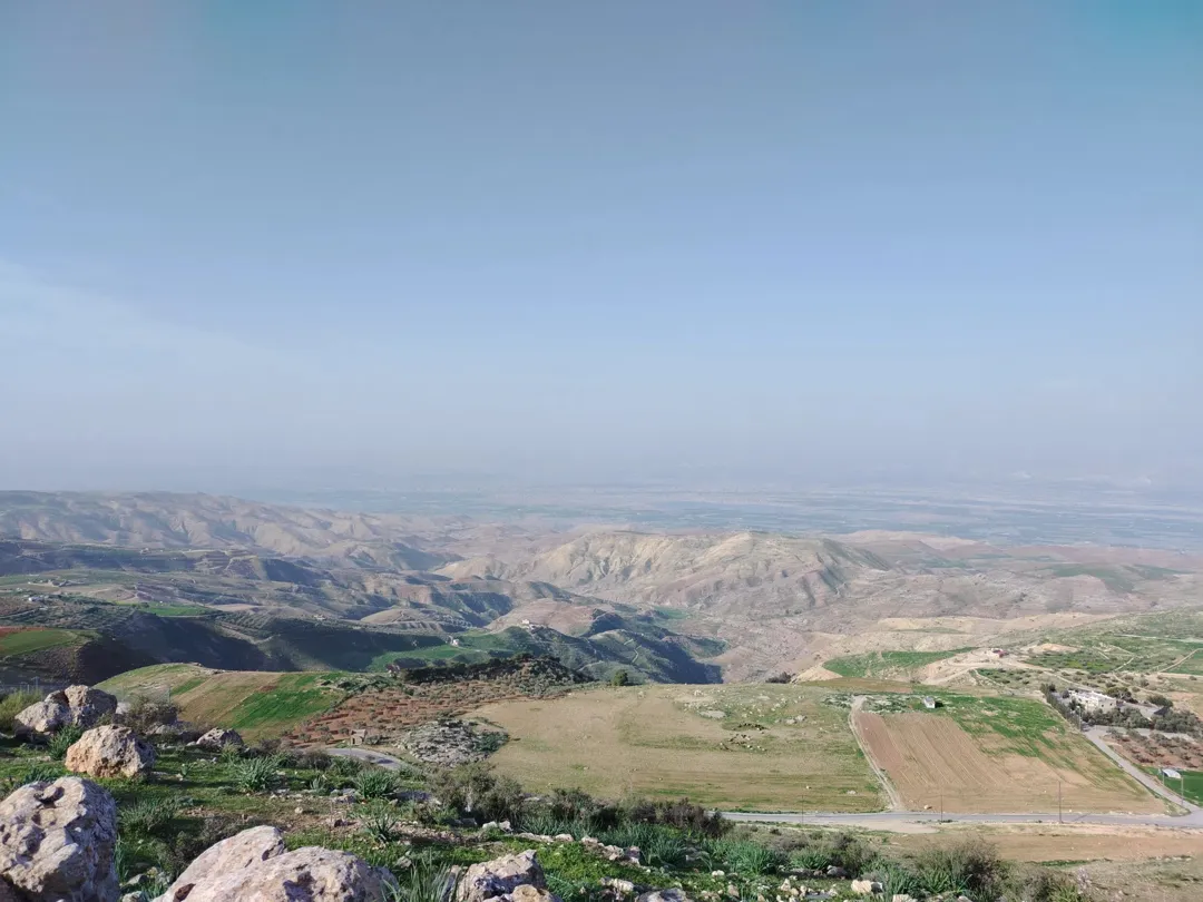 قطعة أرضية خصبة في البطين السلط إطلالة خلابة على الغرب وجبال فلسطين – 15 دونمًا