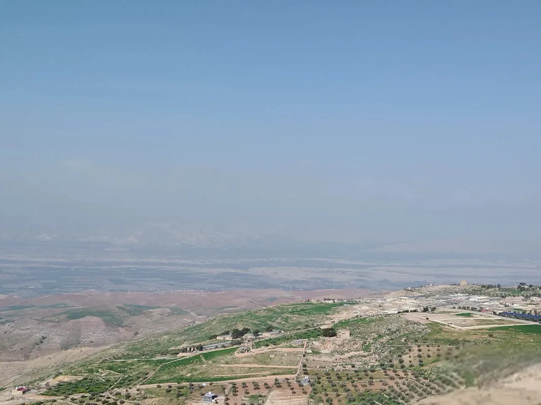 قطعة أرضية خصبة في البطين السلط إطلالة خلابة على الغرب وجبال فلسطين – 15 دونمًا