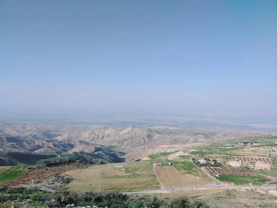 قطعة أرضية خصبة في البطين السلط إطلالة خلابة على الغرب وجبال فلسطين – 15 دونمًا