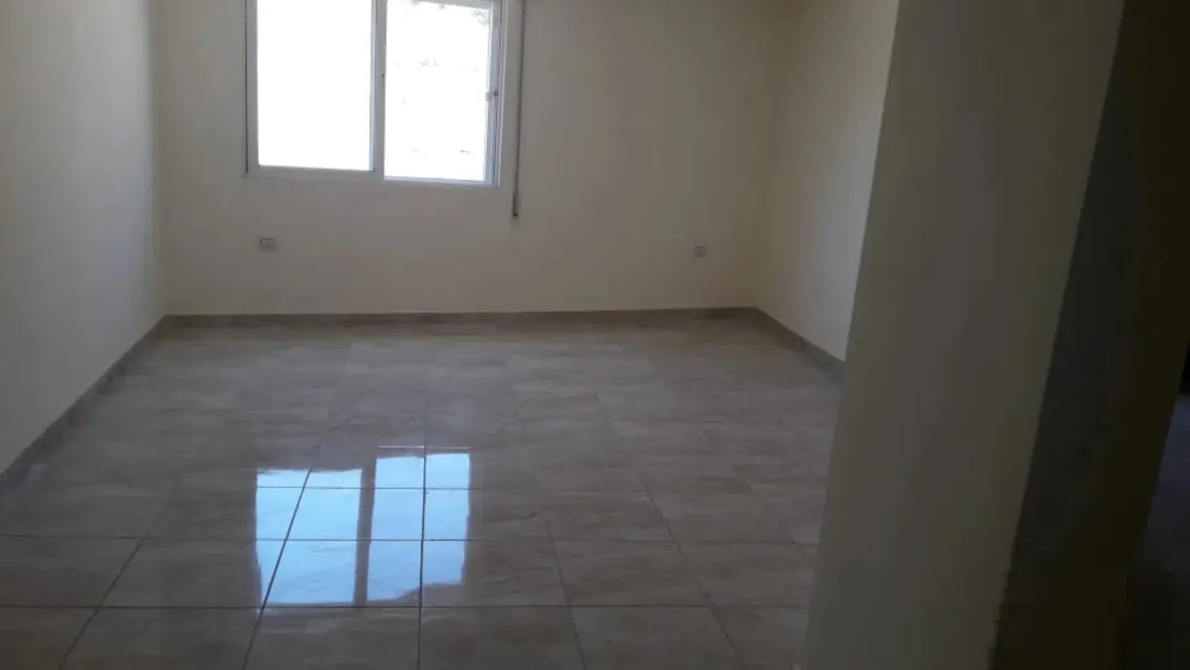 شقة مميزة للبيع في موقع حيوي وهادئ بالقرب من شارع الاستقلال