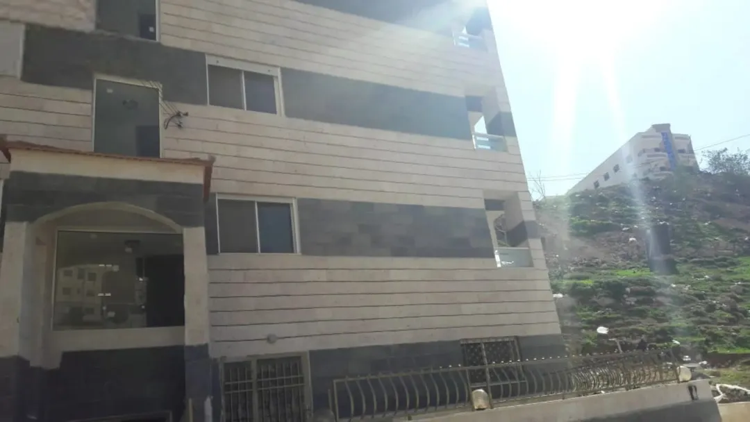 شقة مميزة للبيع في موقع حيوي وهادئ بالقرب من شارع الاستقلال