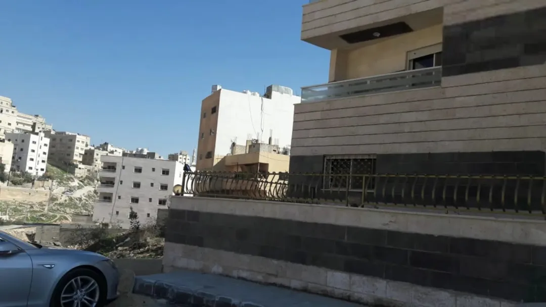 شقة مميزة للبيع في موقع حيوي وهادئ بالقرب من شارع الاستقلال