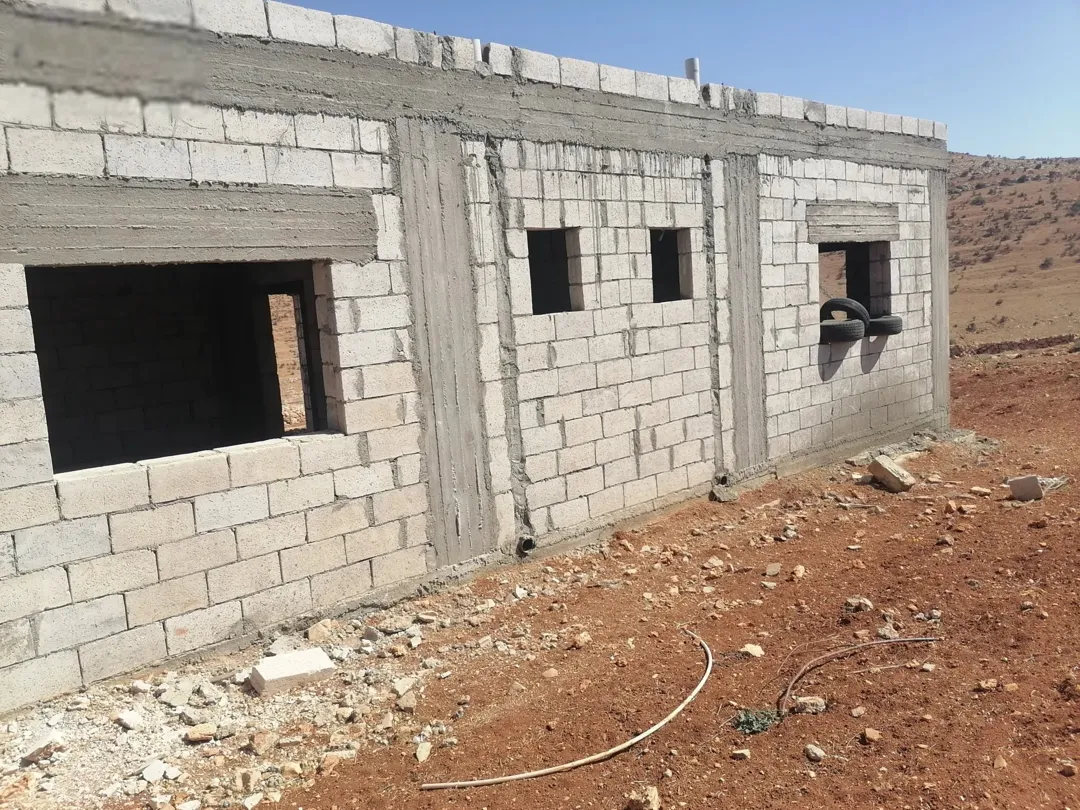 أرض زراعية مميزة شرق جرش مع بيت عظم بمساحة 3400 متر مربع