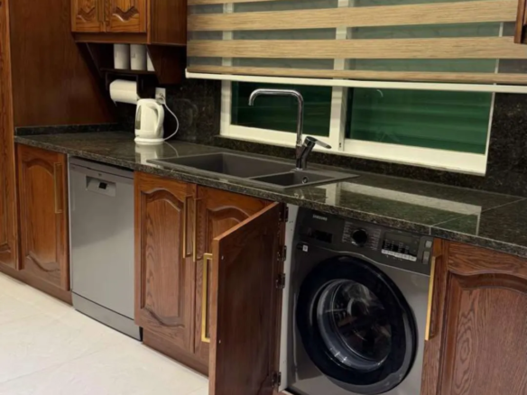 شقة دور أرضي معلق فاخرة مساحة 400 متر مربع مفروشة بالكامل للإيجار السنوي في منطقة الكرسي بتشطيب نهائي جديد