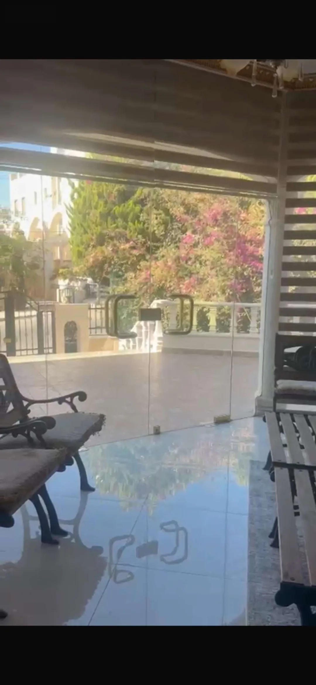 شقة دور أرضي معلق فاخرة مساحة 400 متر مربع مفروشة بالكامل للإيجار السنوي في منطقة الكرسي بتشطيب نهائي جديد