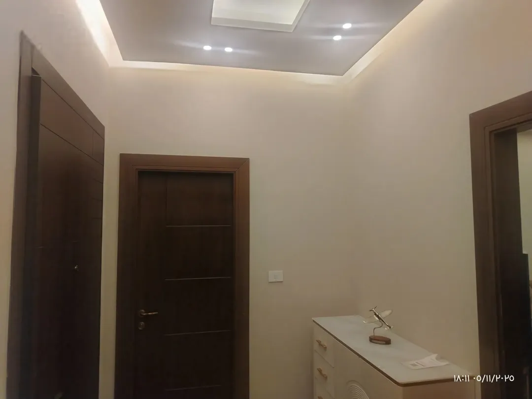 شقه للبيع استثماريه طابق مع روف مساحه 370 م ساحات خارجية مقرمده خلد خلف البنك العربي اجمل منطقه بخلد