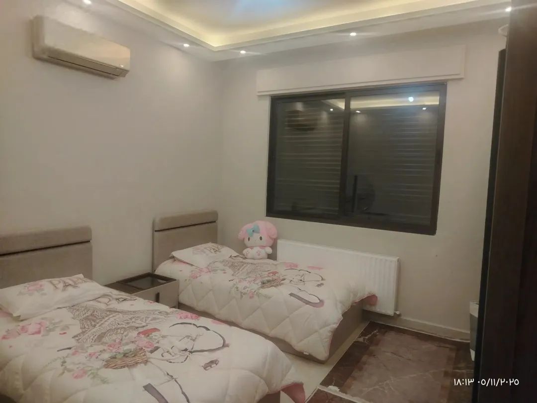 شقه للبيع استثماريه طابق مع روف مساحه 370 م ساحات خارجية مقرمده خلد خلف البنك العربي اجمل منطقه بخلد