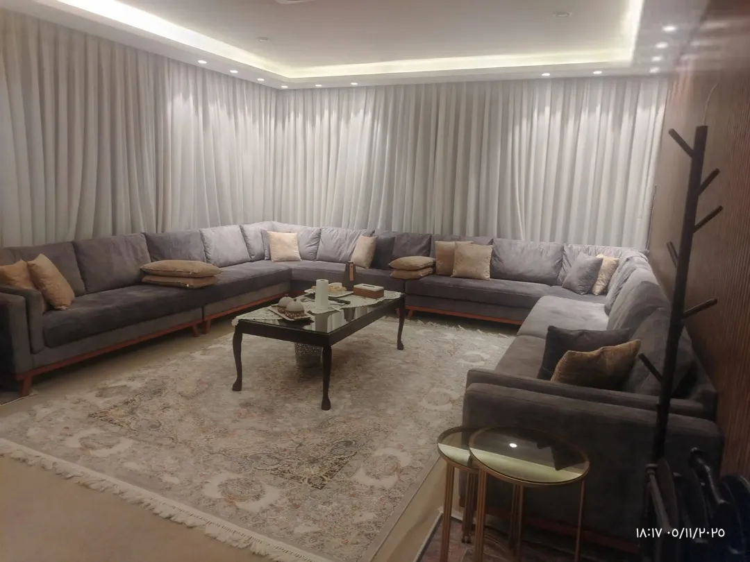 شقه للبيع استثماريه طابق مع روف مساحه 370 م ساحات خارجية مقرمده خلد خلف البنك العربي اجمل منطقه بخلد